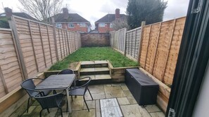 Outdoor dining - Delightful 2 Bed 1 Bathroom House in the heart of Cheltenham (Cheltenham)