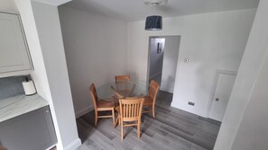 Dining - Delightful 2 Bed 1 Bathroom House in the heart of Cheltenham (Cheltenham)