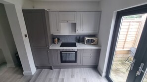 Private kitchen - Delightful 2 Bed 1 Bathroom House in the heart of Cheltenham (Cheltenham)