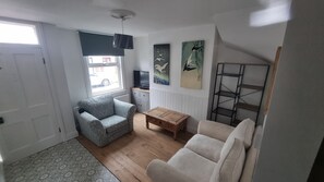 Living area - Delightful 2 Bed 1 Bathroom House in the heart of Cheltenham (Cheltenham)
