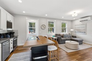 Interior - Seabrook's A Groovy Kind of Life: Hot Tub & Dog Friendly! (Pacific Beach)
