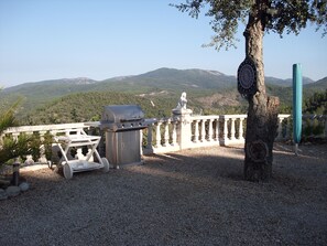 Outdoor dining - Vacation home in the south of France with heated private pool (Le Muy)