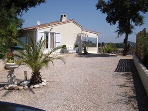 Terrace/patio - Vacation home in the south of France with heated private pool (Le Muy)