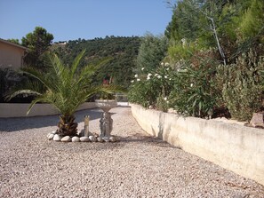 Property grounds - Vacation home in the south of France with heated private pool (Le Muy)