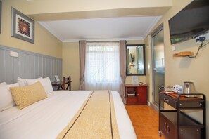 5 bedrooms, in-room safe, iron/ironing board, travel cot