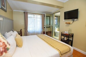 5 bedrooms, in-room safe, iron/ironing board, travel cot