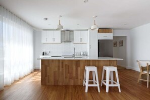 Fridge, microwave, oven, stovetop - Autumn Views | Tamar River Retreat (Lanena)