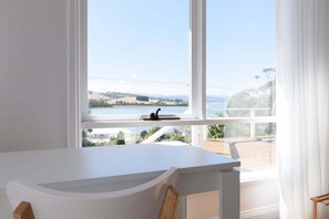 Interior - Autumn Views | Tamar River Retreat (Lanena)