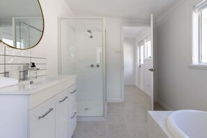Hair dryer, towels, soap, shampoo - Autumn Views | Tamar River Retreat (Lanena)