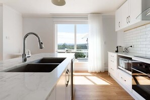 Fridge, microwave, oven, stovetop - Autumn Views | Tamar River Retreat (Lanena)
