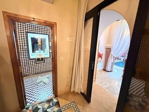 المنشأة من الداخل