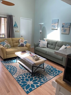 Living area - Comfortable 2-bedroom condo in serene Little River (Little River)