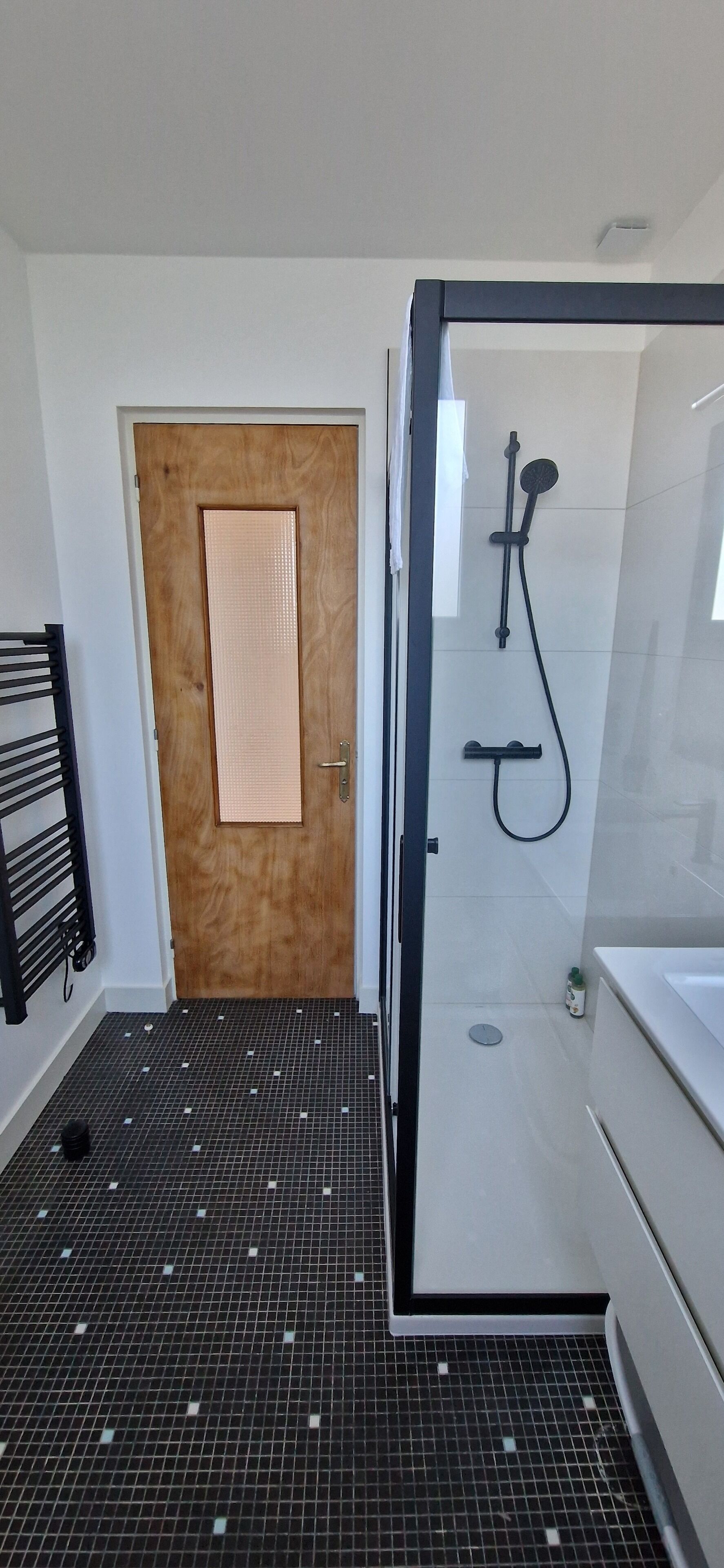 Une salle de bain moderne équipée d’une douche, de toilettes et d’une baignoire.