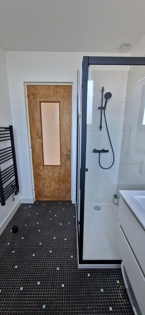 Shower, eco-friendly toiletries, hair dryer, soap - Appartement "2" Villa Cây Tre Classé 3* (Rochefort)