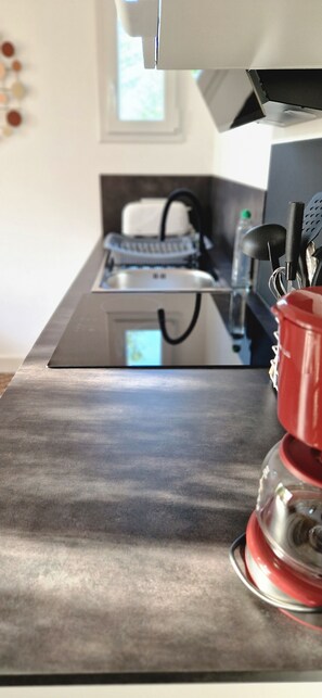 Fridge, oven, stovetop, coffee/tea maker - Appartement "2" Villa Cây Tre Classé 3* (Rochefort)