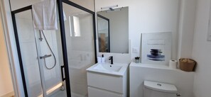 Shower, eco-friendly toiletries, hair dryer, soap - Appartement "2" Villa Cây Tre Classé 3* (Rochefort)