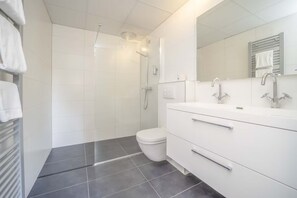 Hair dryer, towels - Unwind & Explore: Perfect Family Retreat near Beekse Bergen Zoo (Waalwijk)