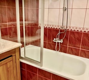 Sèche-cheveux, serviettes fournies, papier toilette