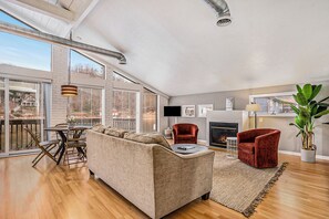 Smart TV, fireplace - Downtown apartments with water view and parking (Saugatuck)