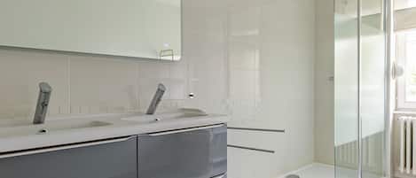 Séchoir à cheveux, serviettes fournies, papier de toilette