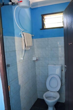 Camera doppia | Bagno | Doccia, set di cortesia gratuito, pantofole, asciugamani