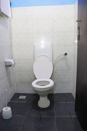 Camera doppia | Bagno | Doccia, set di cortesia gratuito, pantofole, asciugamani