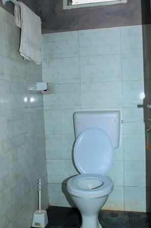 Camera doppia | Bagno | Doccia, set di cortesia gratuito, pantofole, asciugamani