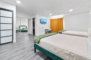 4 bedrooms, in-room safe, iron/ironing board, travel cot -  Private Oasis with Heated Pool, BBQ & Fire Pit  Near Downtown. (Las Vegas)