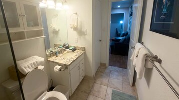 House, 2 Bedrooms | Bathroom | Towels, shampoo
