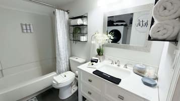 Apartment, 2 Bedrooms | Bathroom | Towels, shampoo, toilet paper