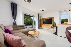 TV - Deluxe apartment Anelle with jacuzzi (Zadar)