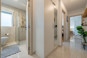 Een douche, een haardroger, handdoeken