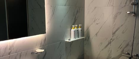 Chambre de base double | Salle de bain | Articles de toilette (gratuits), séchoir à cheveux, serviettes fournies