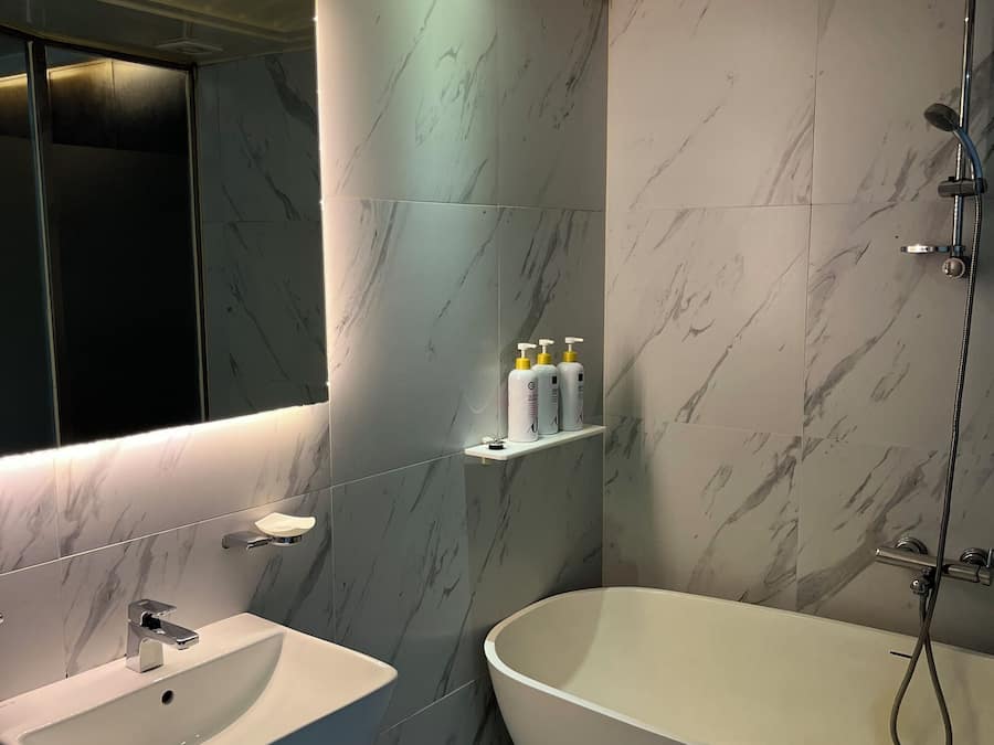 Quarto casal básico, para não fumantes | Banheiro | Produtos de toalete grátis, secador de cabelo, toalhas de banho