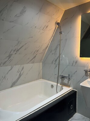 Basic-Doppelzimmer | Badezimmer