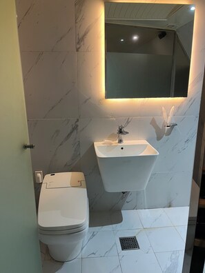 Basic Double Room | Bathroom