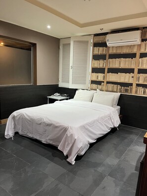 Basic Double Room | Desk, laptop workspace, free WiFi - Sixty Motel (Seoul)