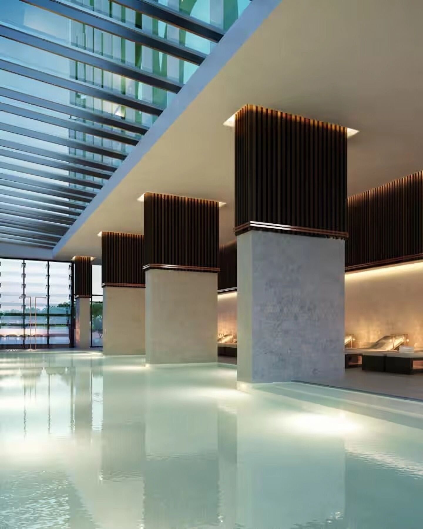 Ein moderner, überdachter Poolbereich mit Glasdecke und schlanken, minimalistischen Säulen.