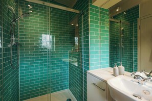 Shower, hair dryer, towels, toilet paper - Cosy barn in Devon.Set within wonderful countryside- 15 mins from Jurassic coast (Axminster)