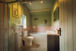 Shower, hair dryer, towels, toilet paper - Cosy barn in Devon.Set within wonderful countryside- 15 mins from Jurassic coast (Axminster)