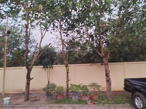 Property grounds - Private 3-bedroom Family Villa in Siem Reap 2.8 Km to Angkor Wat Pet Friendly (Krong Siem Reap)
