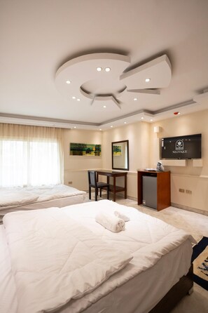 Habitación triple, vista al río | Escritorio y wifi gratis 