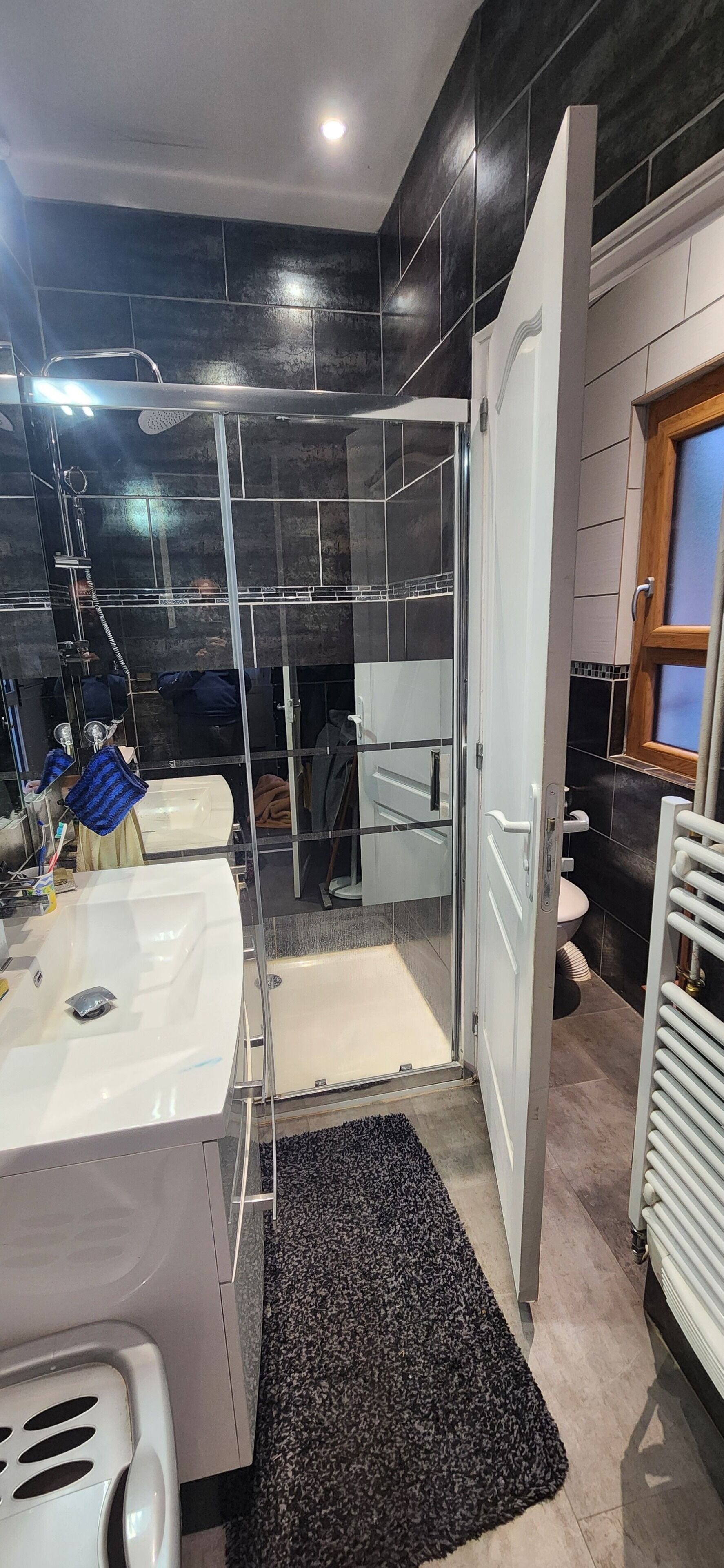 Douche, séchoir à cheveux, serviettes fournies, savon
