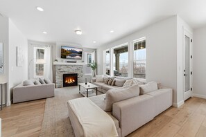 TV, fireplace, offices - Belaview Hideout Retreat, With Private Hot Tub (Daniel)