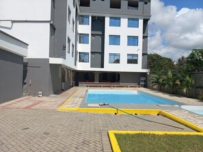 Una piscina al aire libre