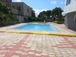 Una piscina al aire libre