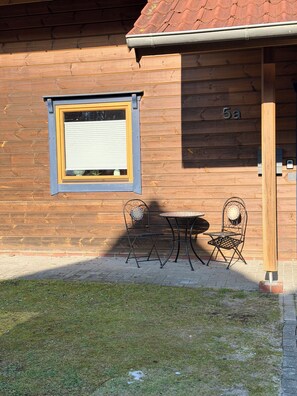 Terrace/patio - Charming wooden house in an idyllic location - perfect for switching off (Papenburg)