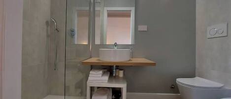 Ducha, secador de pelo, bidet, toallas