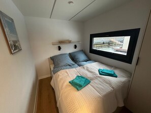 2 bedrooms, internet, bed sheets