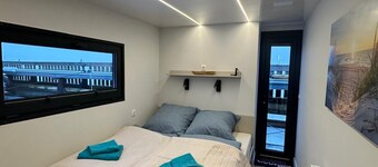 Stylish houseboat "Nikolai", private BIO sauna + panoramic roof terrace